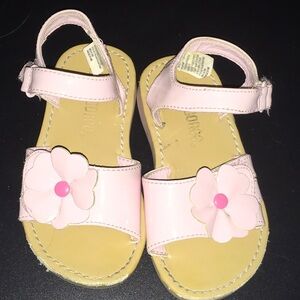 Gymboree light pink sandals w flower trim. Toddler size 7.